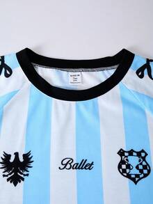 2 件套青少年女孩图案、数字和字母印花蝴蝶结篮球图案 T 恤上衣和黑色工装口袋裤休闲街头装