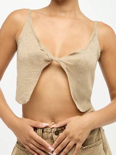 SUMWON WOMEN Regata curta com frente torcida, sem mangas, malha canelada, casual de verão, básica, moda essencial, peça versátil para camadas, design contemporâneo, corte feminino