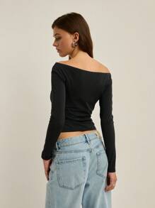 Nöista Blusa nera a spalle scoperte con maniche lunghe e un dettaglio di laccio avvolgente, progettata per look d'impatto in autunno, inverno e per feste, rendendola una scelta versatile per stili alternativi, Ognissanti e serate. - nero - Visualizzare 5