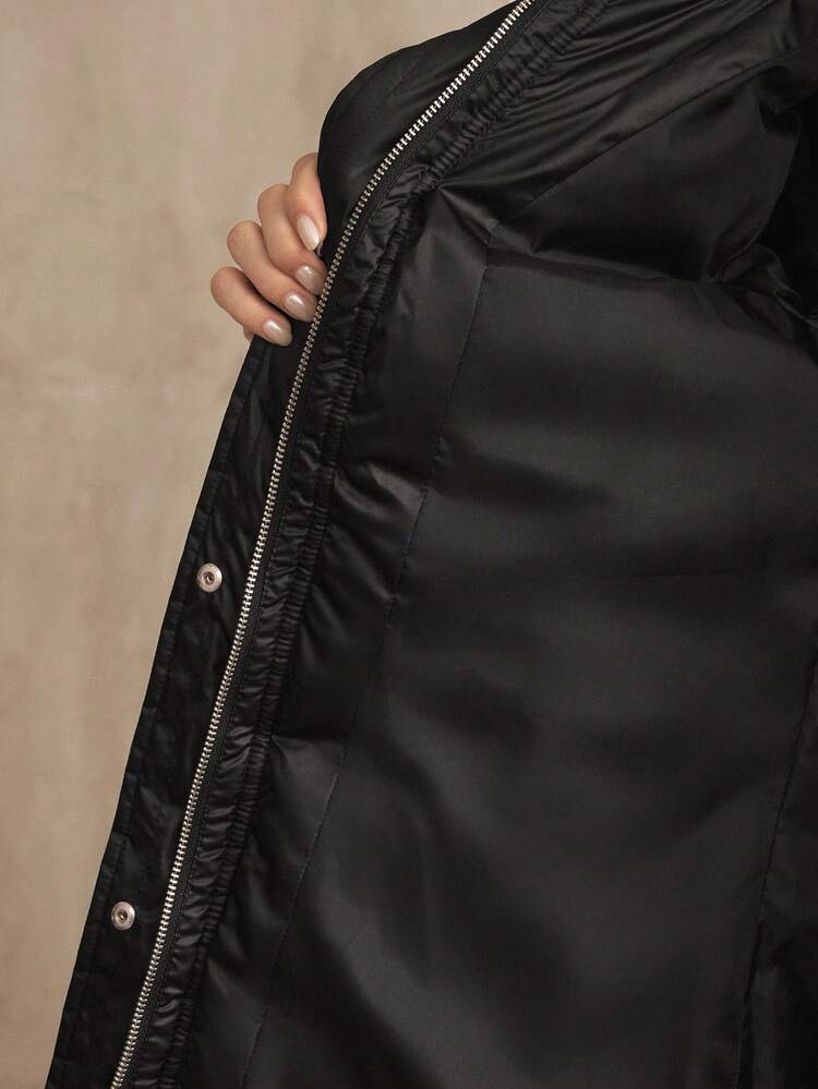 Chaqueta con capucha de satén con cierre de cremallera de metal, bolsillos y cuello de piel de lujo