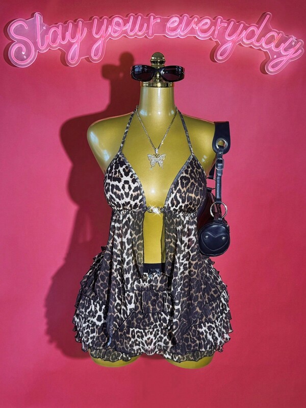 Slaydiva Conjunto de 2 piezas para mujer con estampado de leopardo - Nuevo para el verano de 2025, compuesto por un top de tirantes finos con hebilla metálica y una falda-pantalón con volantes multicapa, ideal para festivales de música, fiestas nómadas occidentales, vacaciones, cruceros y playa