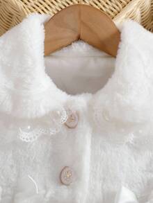 Souflis Souflis Chaqueta de manga larga con cuello de piel sintética, volantes y decoración de lazo para niñas. Los adornos en 3D de lazo y mariposa en la prenda son alegres y juguetones, llenos de encanto infantil. La silueta clásica de línea A es elegante y generosa. Ya sea para jugar o asistir a una reunión familiar, el bebé puede ser la presencia talla grande brillante.