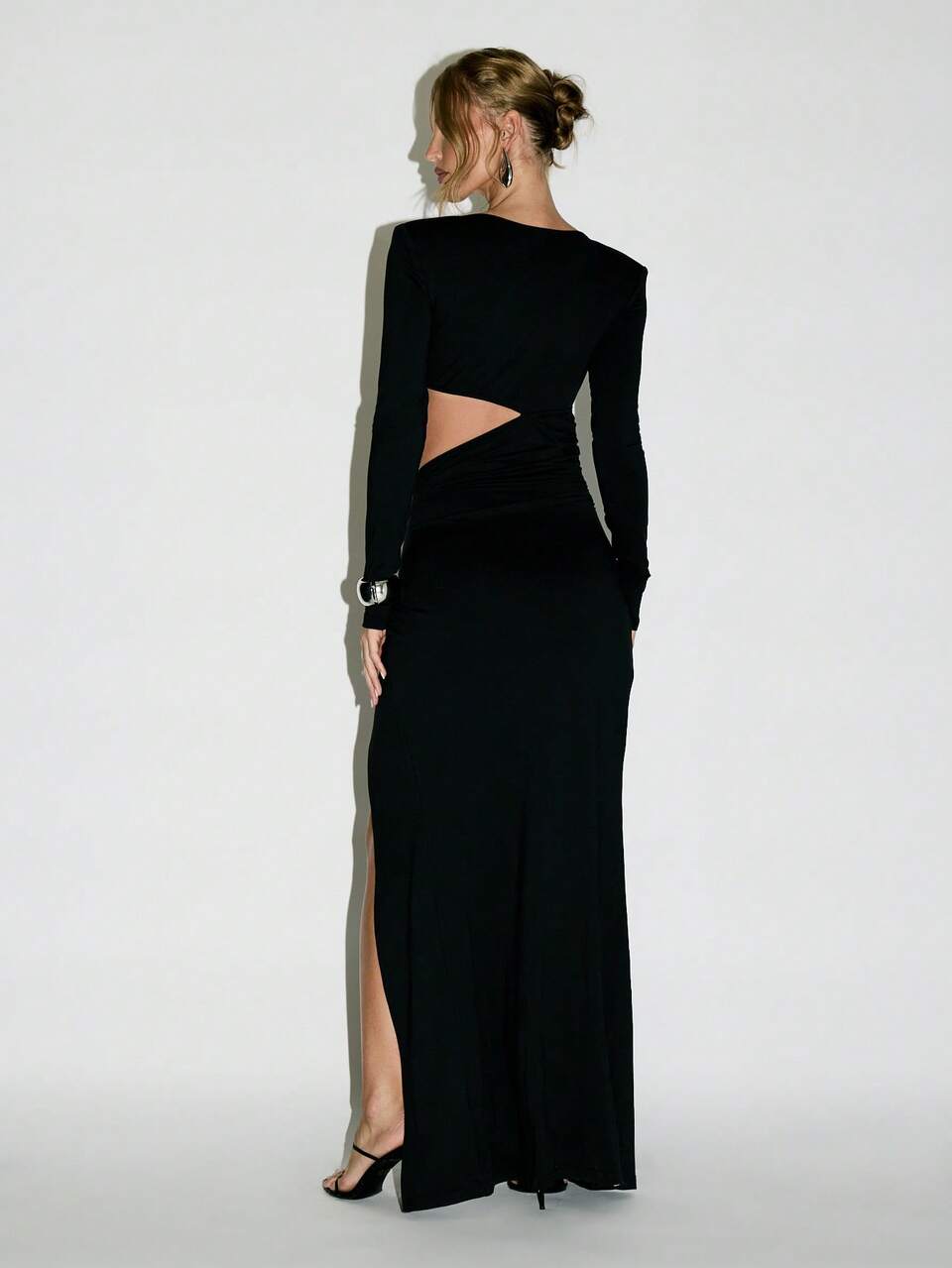 KIZN Vestido longo justo de manga comprida com detalhe recortado