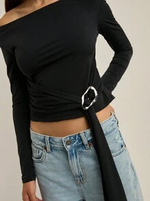 Nöista Blusa nera a spalle scoperte con maniche lunghe e un dettaglio di laccio avvolgente, progettata per look d'impatto in autunno, inverno e per feste, rendendola una scelta versatile per stili alternativi, Ognissanti e serate. - nero - Visualizzare 3