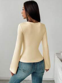 Chiquease 女士不对称扭纹领口喇叭长袖 T 恤 - 杏色 - 查看 2