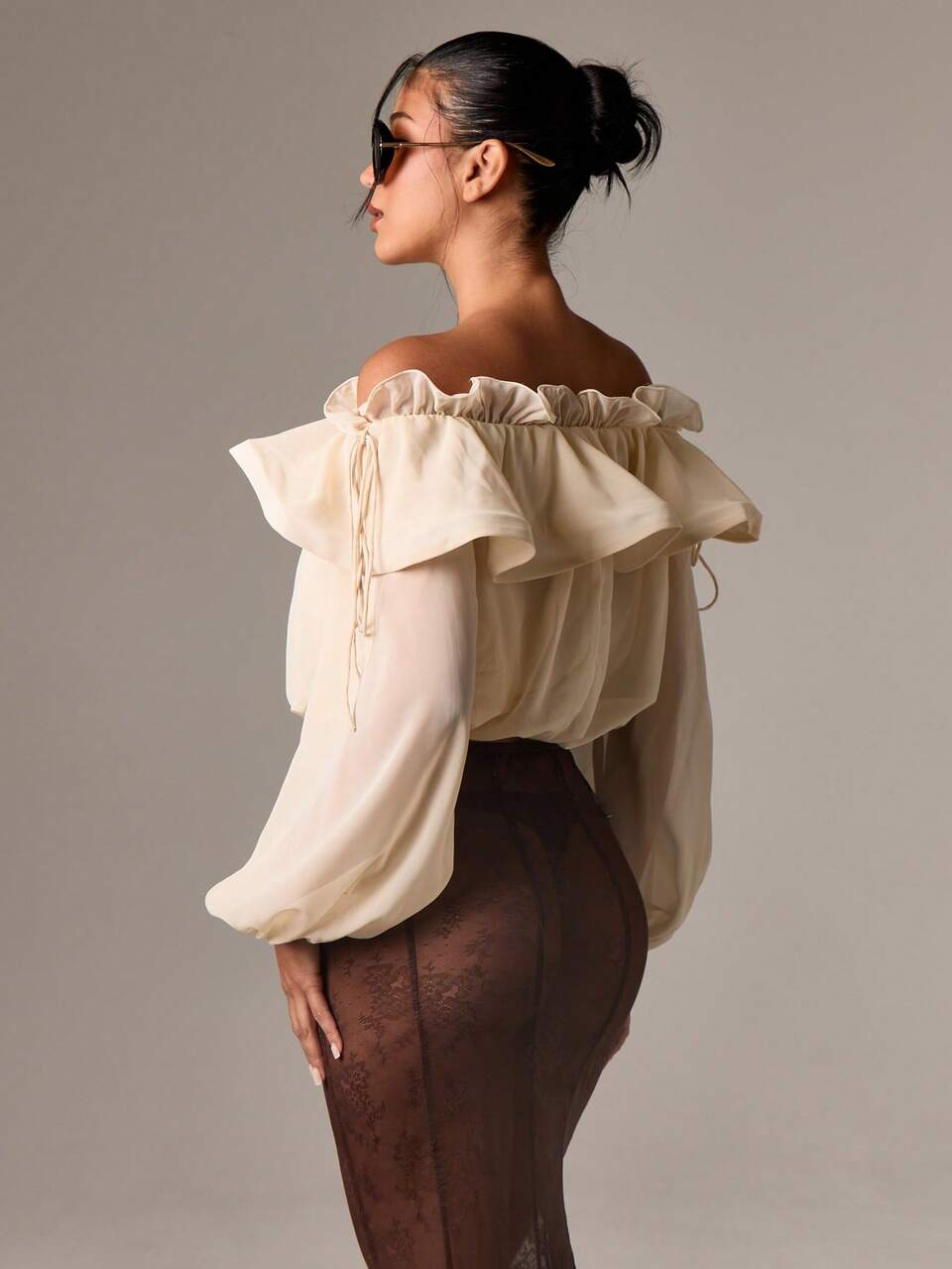 AiiRZ Blouse à encolure volantée épaules dénudées, manches ballons longues, top en mousseline de soie, élégante pour soirée, mariage, invité, style Renaissance victorien