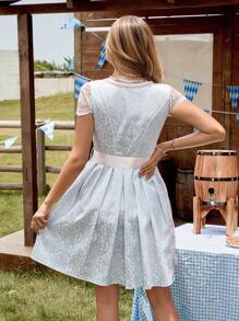 SHEIN Frenchy 女式复古刺绣网眼撞色无袖连衣裙 女式复古 V 领系带束腰连衣裙 女士撞色蕾丝短袖方领腰带全身印花甜美荷叶边下摆连衣裙 慕尼黑啤酒节紧身连衣裙 慕尼黑啤酒节连衣裙 慕尼黑啤酒节紧身连衣裙 慕尼黑啤酒节节日 女式优雅复古无袖迷你连衣裙 慕尼黑啤酒节紧身连衣裙上衣 - 粉色 - 查看 2