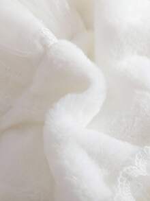 Souflis Souflis Chaqueta de manga larga con cuello de piel sintética, volantes y decoración de lazo para niñas. Los adornos en 3D de lazo y mariposa en la prenda son alegres y juguetones, llenos de encanto infantil. La silueta clásica de línea A es elegante y generosa. Ya sea para jugar o asistir a una reunión familiar, el bebé puede ser la presencia talla grande brillante.