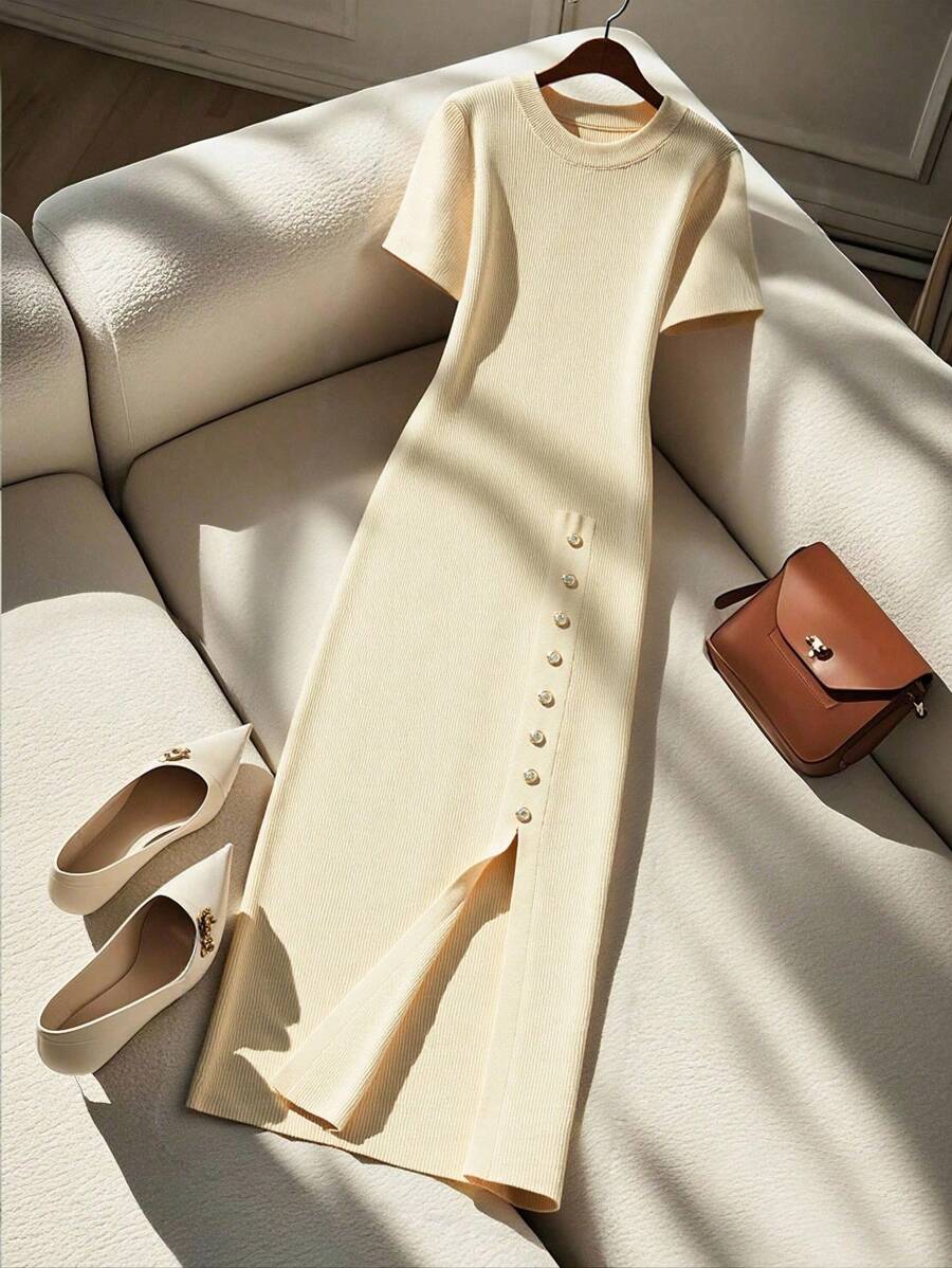 GlowEve CURVE Vestido de Malha Elegante com Decote Redondo, Manga Curta, Botões e Bainha Dividida, para Mulheres Plus Size em Cor Sólida - Damasco - Visão 1