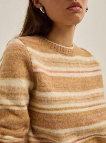 Nöista 条纹针织毛衣采用柔和的棕褐色和奶油色，配有舒适的罗纹边缘 - 是温暖秋季时尚、冬季分层穿着或休闲女性衣橱必备的简单选择。 - 棕色 - 查看 3