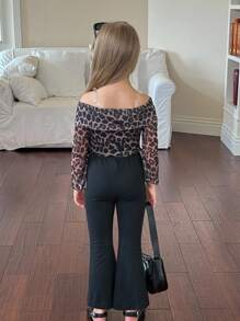 SHEIN 小女孩豹纹网眼露肩喇叭长袖短款上衣搭配纯黑色喇叭裤 2 件套，休闲优雅的日常穿着，小女孩豹纹装小女孩黑色装猎豹印花上衣儿童豹纹上衣小女孩黑色喇叭裤秋冬装 - 藏蓝色 - 查看 3