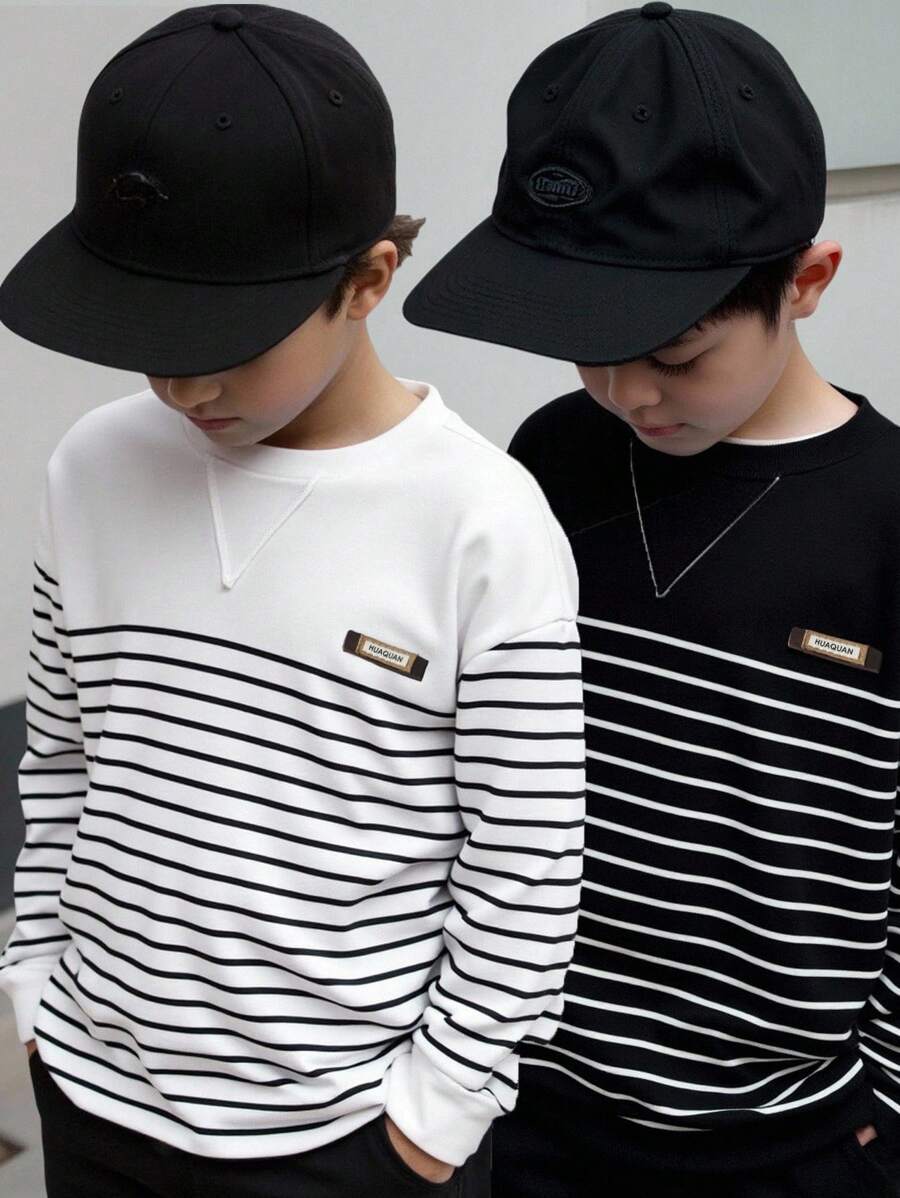 Genkimix Kids 新款男孩贴片半拉链领长袖卫衣,字母贴片装饰,半身和袖子上有条纹拼接设计,宽松版型,面料柔软舒适,适合日常穿着、上学、居家、外出、运动 - 黑與白 - 查看 1