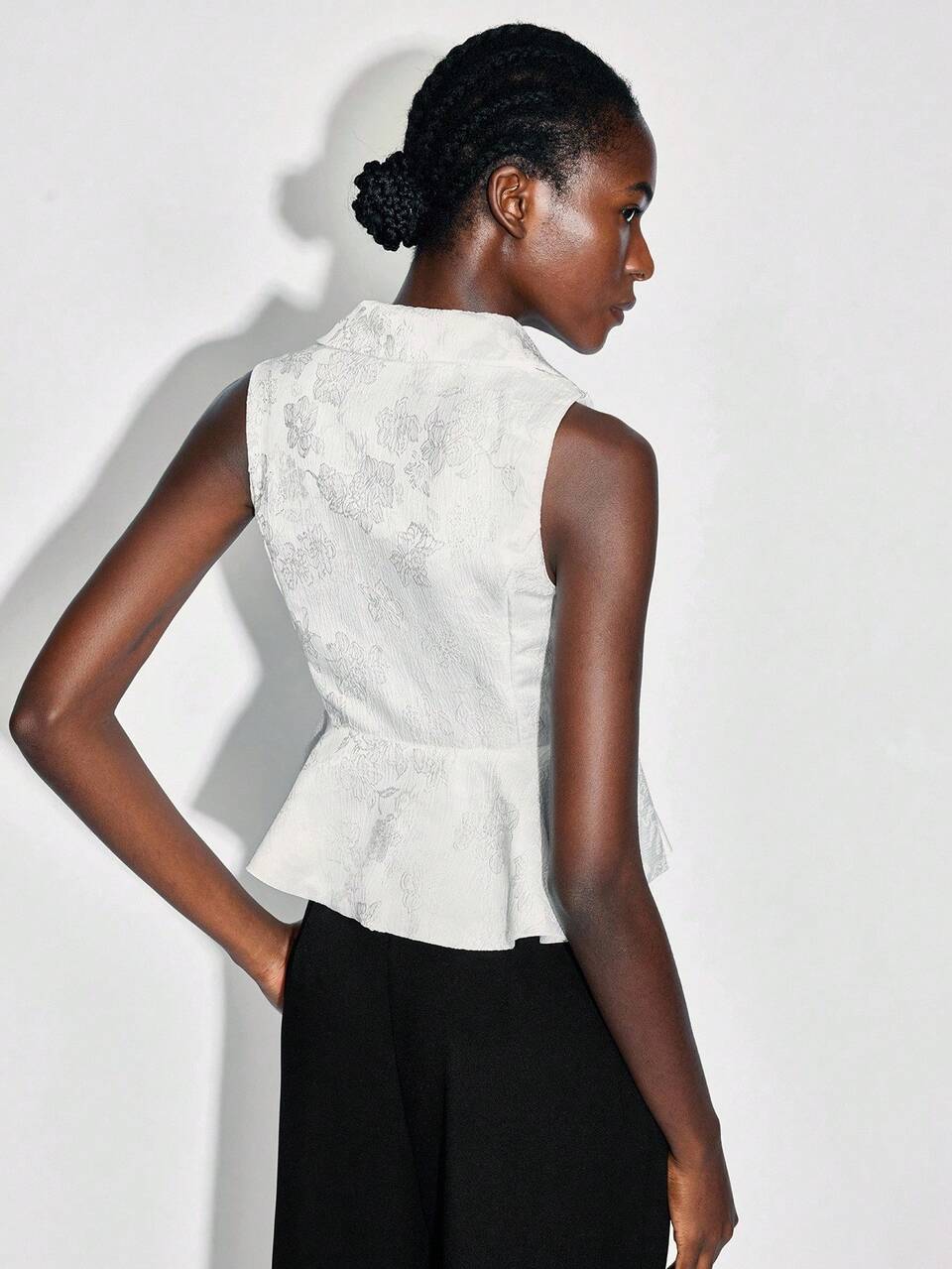 SHEIN Maija 2025 Elegante camicetta da donna con colletto a camicia e orlo ondulato in jacquard bianco, adatta per l'inizio dell'autunno, il ritorno a scuola e la stagione delle feste. Camicetta bianca senza maniche, elegante, per donna, adatta per l'autunno, l'inverno, le uscite serali, le serate, lo stile old money.