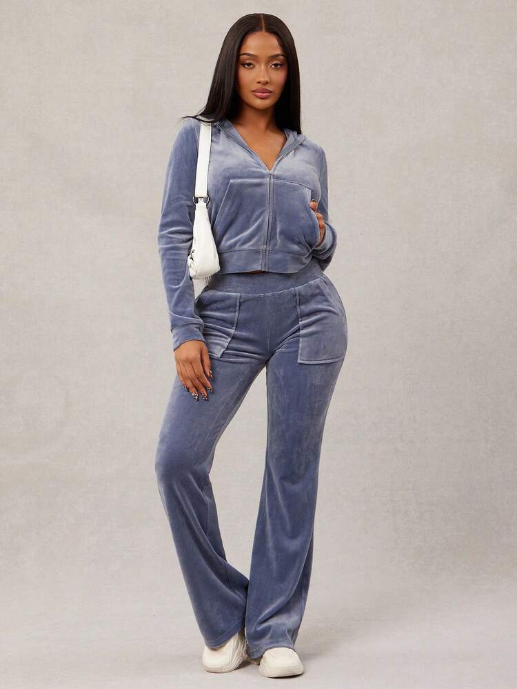 Radiana Dwuczęściowy komplet damski, jesienno-zimowy, seksowny, swobodny, szaro-niebieski aksamitny dres, bluza z kapturem zapinana na zamek + spodnie z szerokimi nogawkami, wygodny i miękki, idealny na co dzień, do uprawiania sportu, noszenia w domu lub na zewnątrz. Dwuczęściowy komplet damski, welurowy dres w kolorze niebieskim. Dwuczęściowy komplet damski. Dwuczęściowy komplet damski, welurowy dres. Dwuczęściowy komplet damski, zestaw wypoczynkowy. Rozkloszowane spodnie. Wygodny dwuczęściowy komplet w stylu vintage i oldschool. - Niebieski - Zobacz 5