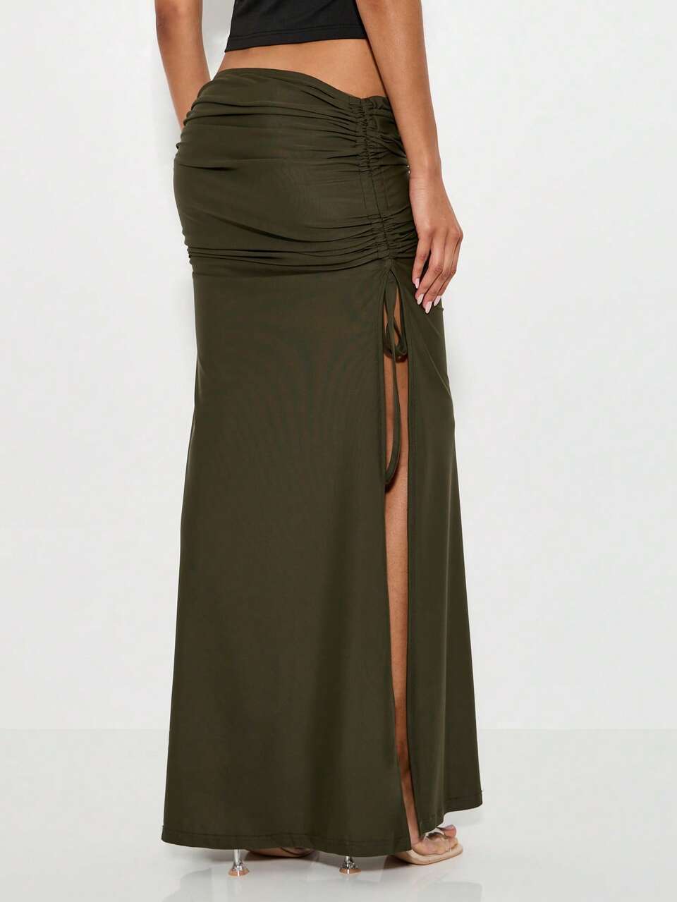 Jupe longue maxi élégante à taille haute avec fente, collection automne-hiver, avec côtés froncés et cordon de serrage réglable