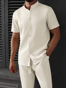 Manfinity CasualCool Bộ đồ nam mùa hè màu trơn, tay ngắn cài khuy đơn và quần âu, bộ đồ đa năng cho nam, áo sơ mi tay ngắn cổ đứng phong cách Trung Hoa, chất liệu vải gai dầu giả, thắt nút tre, quần âu co giãn rộng rãi, trang phục thoải mái - Màu be - Xem 1