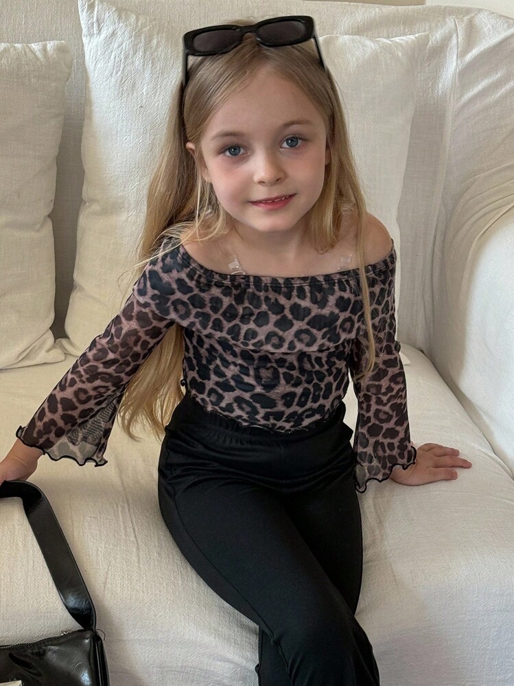 SHEIN 小女孩豹纹网眼露肩喇叭长袖短款上衣搭配纯黑色喇叭裤 2 件套，休闲优雅的日常穿着，小女孩豹纹装小女孩黑色装猎豹印花上衣儿童豹纹上衣小女孩黑色喇叭裤秋冬装 - 藏蓝色 - 查看 5