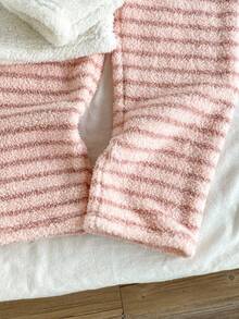 مجموعة بيجاما مكونة من ملابس علوية كم طويل مزينة بشريط أبيض ثلاثي الأبعاد وطراز تطريز أنيق، وبنطلون للمراهقات بتصميم عصري وأنيق، قطعتان - أبيض - مشاهدة 4