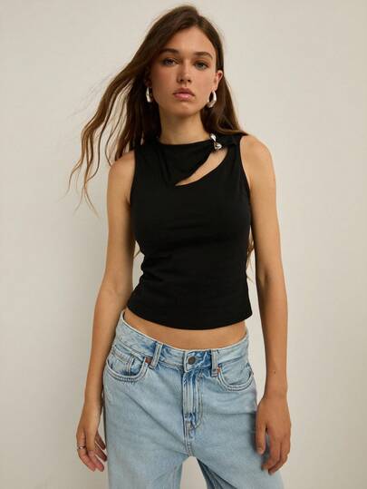 Nöista 黑色无袖镂空上衣，搭配银色扣环，秋季完美之选。既可打造哥特或另类造型，又可打造别致的万圣节造型，百搭百搭，适合圣诞节或秋冬多层穿着。