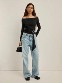 Nöista Blusa nera a spalle scoperte con maniche lunghe e un dettaglio di laccio avvolgente, progettata per look d'impatto in autunno, inverno e per feste, rendendola una scelta versatile per stili alternativi, Ognissanti e serate. - nero - Visualizzare 1