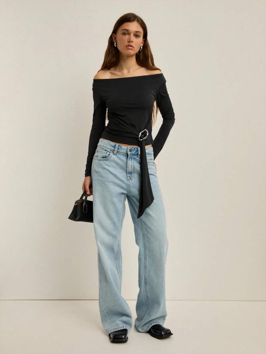 Nöista Blusa nera a spalle scoperte con maniche lunghe e un dettaglio di laccio avvolgente, progettata per look d'impatto in autunno, inverno e per feste, rendendola una scelta versatile per stili alternativi, Ognissanti e serate. - nero - Visualizzare 1