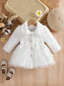 Souflis Souflis Chaqueta de manga larga con cuello de piel sintética, volantes y decoración de lazo para niñas. Los adornos en 3D de lazo y mariposa en la prenda son alegres y juguetones, llenos de encanto infantil. La silueta clásica de línea A es elegante y generosa. Ya sea para jugar o asistir a una reunión familiar, el bebé puede ser la presencia talla grande brillante.