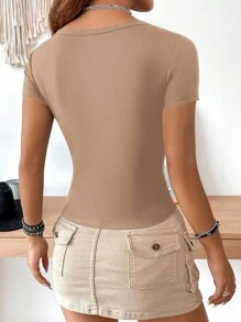 SHEIN EZwear قميص نسائي كاجوال بأكمام مستديرة بأريحية الأكبر بلون خاكي داكن، مناسب للصيف