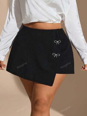 Hourglow Short básico negro para San Valentín con lazo asimétrico y aplicaciones de strass para mujer talla grande