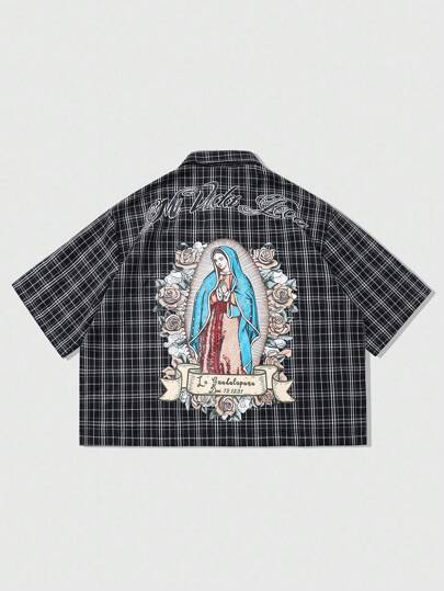 Goth Chemise à manches courtes à carreaux rétro américains, couleurs classiques noir et blanc, imprimé au dos de la Vierge Marie Rose. Essentiel pour les hommes à la mode vintage pour une tenue quotidienne.