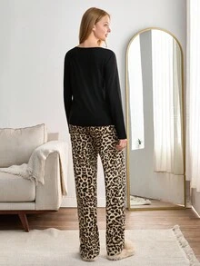 Set pigiama a maniche lunghe con stampa leopardata, morbido e confortevole, con tasche
