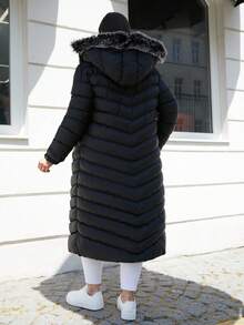 SHEIN Cottnline معطف بسحّاب مزود بغطاء رأس وطبقة حشوية مزينة بتقليم من الفرو الطويل بحجم بلس - الأسود - مشاهدة 2