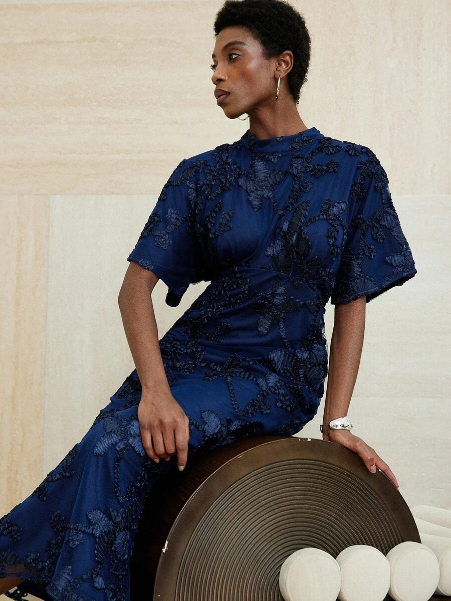 Aveloria Modichic 网眼蝴蝶装饰纯色通勤风格短袖连衣裙 - 藏蓝色 - 查看 1