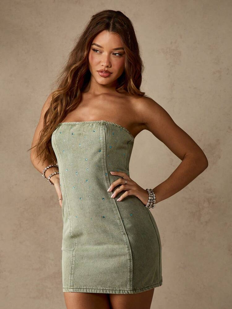 MISSGUIDED Robe bandeau en denim mini style Y2K, robe courte moulante pour soirée, club, sortie de printemps/été, festival, ornée de cristaux, sans bretelles
