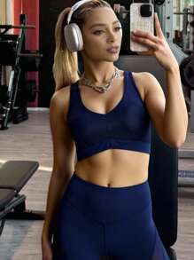 Innovista 女士奢华自然色调亮面运动套装，精致设计，健身服，运动服，训练服，透气运动短款上衣搭配紧身裤，带手机卡口袋，金属质感两件套，适合日常瑜伽、骑行、高强度间歇训练、办公室、法庭、早午餐、健身房等各种场合，休闲运动，全天候弹力运动服，秋季舒适运动，露背有氧运动，跑步造型，半透明紧身裤