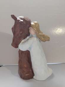 1 Stück Harz Mädchen und Pferd Umarmungs Statue - Cartoon-Themen dekorative Figur für Wohnzimmer, ideales Geschenk für Pferdeliebhaber, einzigartiges Weihnachts- und Geburtstagsgeschenk, Innen- und Außenbereich ohne Strom