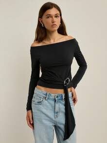 Nöista Blusa nera a spalle scoperte con maniche lunghe e un dettaglio di laccio avvolgente, progettata per look d'impatto in autunno, inverno e per feste, rendendola una scelta versatile per stili alternativi, Ognissanti e serate. - nero - Visualizzare 2