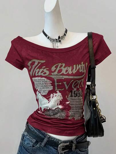 SHEIN EZwear Camiseta de punto con hombros descubiertos con estampado retro burdeos para mujer