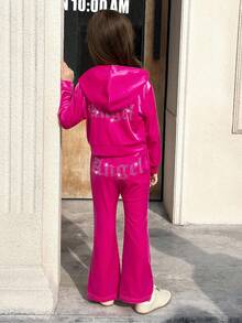 SHEIN Serisse Kids Bộ 2 món đồ cho bé gái, áo hoodie nhung họa tiết chữ đính đá và quần ống loe, quần nỉ, trang phục, dễ thương, giản dị và cổ điển, tuyệt vời cho trang phục thường ngày và đi học hàng ngày vào mùa hè và mùa thu, cho Giáng sinh - Màu Hồng Tươi - Xem 7