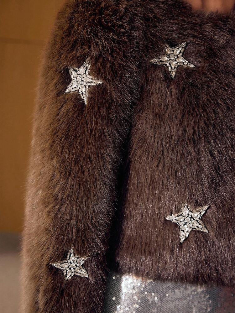 Cappotto corto da donna con decorazioni in strass a forma di stella e finta pelliccia, adatto per l'autunno/inverno