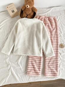 مجموعة بيجاما مكونة من ملابس علوية كم طويل مزينة بشريط أبيض ثلاثي الأبعاد وطراز تطريز أنيق، وبنطلون للمراهقات بتصميم عصري وأنيق، قطعتان - أبيض - مشاهدة 2