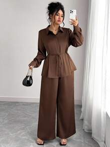 Elenzga Ensemble 2 pièces grande taille pour femmes, chemise élégante de bureau/décontractée en satin avec col, boutons devant, boucle métallique, taille à cordon, nœud papillon, associée à un pantalon ample à jambes larges. Convient pour le printemps, l'automne, l'hiver, le bureau, les fêtes, les vacances. Ensemble pantalon et blouse marron pour femmes