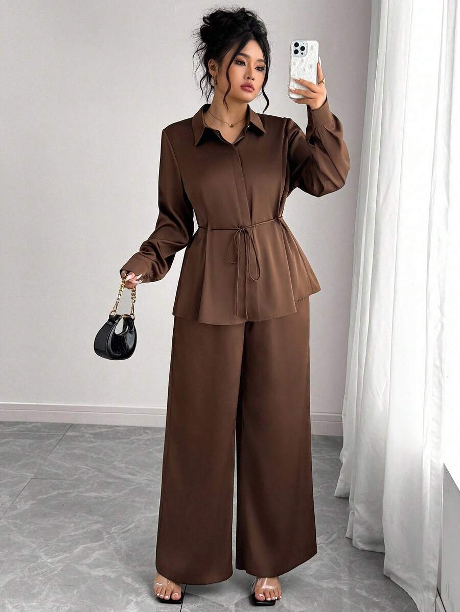Elenzga Ensemble 2 pièces grande taille pour femmes, chemise élégante de bureau/décontractée en satin avec col, boutons devant, boucle métallique, taille à cordon, nœud papillon, associée à un pantalon ample à jambes larges. Convient pour le printemps, l'automne, l'hiver, le bureau, les fêtes, les vacances. Ensemble pantalon et blouse marron pour femmes