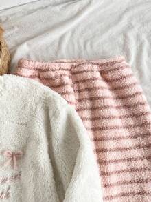 مجموعة بيجاما مكونة من ملابس علوية كم طويل مزينة بشريط أبيض ثلاثي الأبعاد وطراز تطريز أنيق، وبنطلون للمراهقات بتصميم عصري وأنيق، قطعتان - أبيض - مشاهدة 7