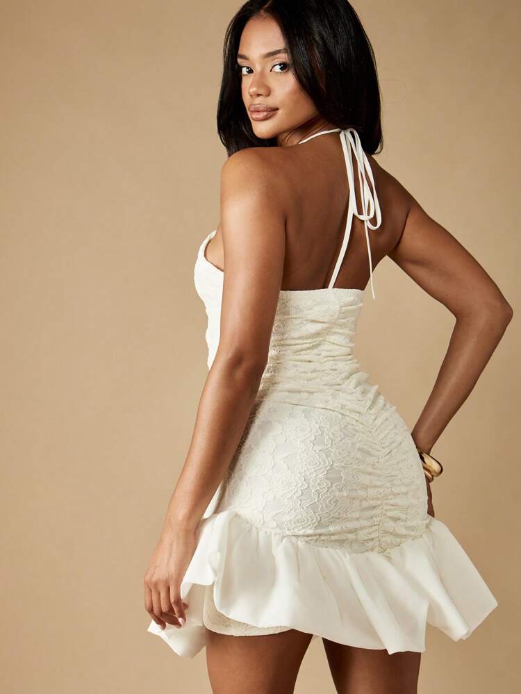 MISSGUIDED Abito mini con scollo a canottiera, design arricciato, in tessuto di pizzo bianco, orlo con volant, elegante abito attillato da sera per feste, matrimoni e occasioni, adatto per la primavera e l'estate