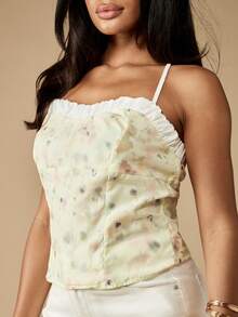 MISSGUIDED Top de tirantes con cuello cuadrado, volantes y estampado floral. Top de verano sin mangas con ajuste de tirantes, ideal para eventos, fiestas, bodas y reuniones