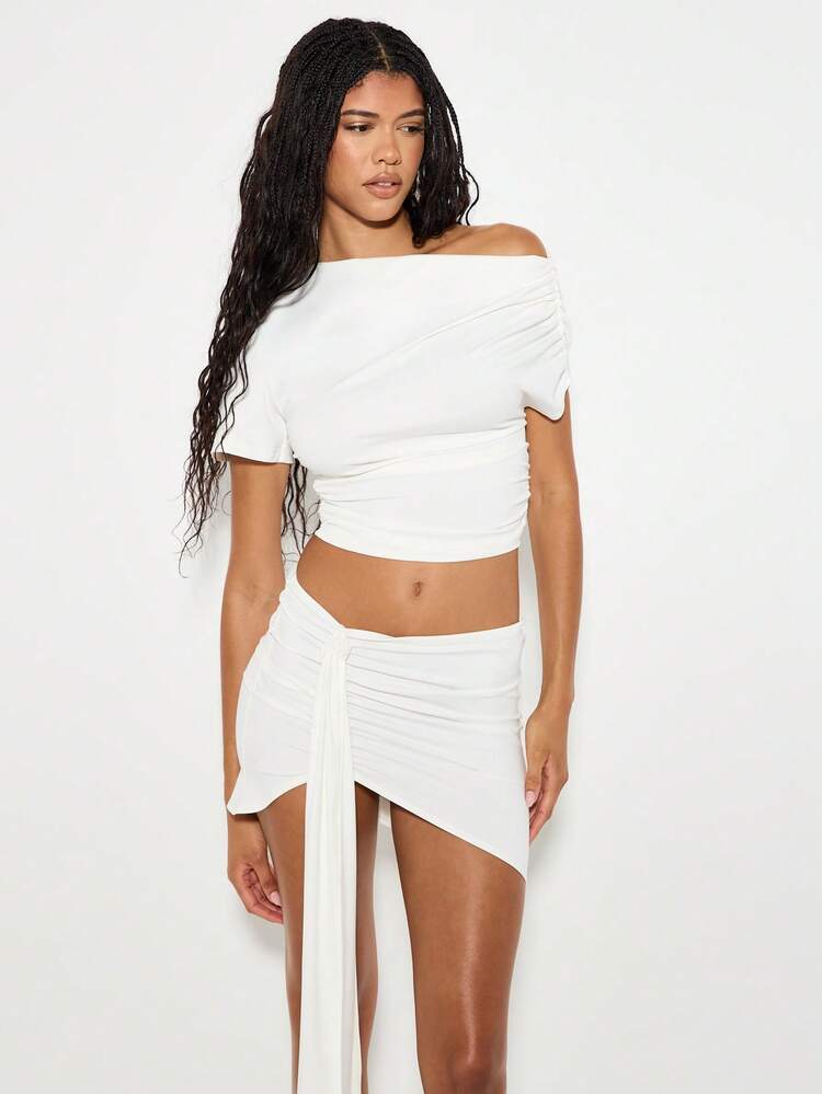 KIZN 非対称ラッシュドオフショルダークロップトップ、超ソフトジャージー 半袖、長めのサイドドレープ、エレガントなイブニングウェア、夏のカジュアルパーティークラブウェア