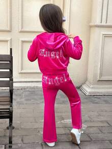 SHEIN Serisse Kids Bộ 2 món đồ cho bé gái, áo hoodie nhung họa tiết chữ đính đá và quần ống loe, quần nỉ, trang phục, dễ thương, giản dị và cổ điển, tuyệt vời cho trang phục thường ngày và đi học hàng ngày vào mùa hè và mùa thu, cho Giáng sinh - Màu Hồng Tươi - Xem 3