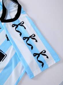 2 件套青少年女孩图案、数字和字母印花蝴蝶结篮球图案 T 恤上衣和黑色工装口袋裤休闲街头装