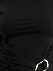 Nöista Blusa nera a spalle scoperte con maniche lunghe e un dettaglio di laccio avvolgente, progettata per look d'impatto in autunno, inverno e per feste, rendendola una scelta versatile per stili alternativi, Ognissanti e serate. - nero - Visualizzare 6