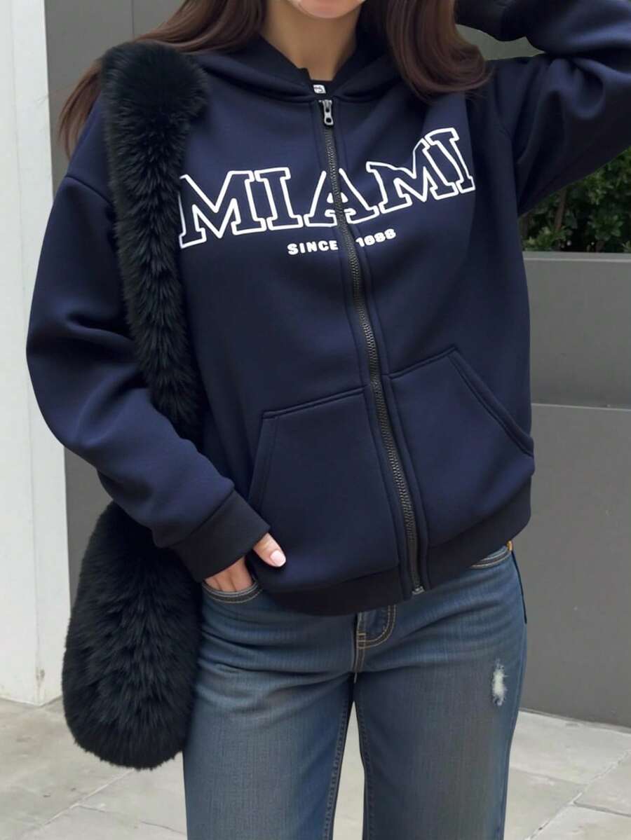 SHEIN 少女休闲学院风街头风保暖连帽拉链卫衣外套，简约字母印花贴袋宽松落肩长袖设计，藏蓝色，适合秋冬季女童穿着。 - 藏蓝色 - 查看 1